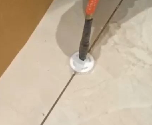 日照市瓷砖空鼓维修公司专业解答瓷砖在铺贴过程中，如果没有涂抹均匀到位的粘结材料（如水泥砂浆或瓷砖胶），可能会导致以下问题